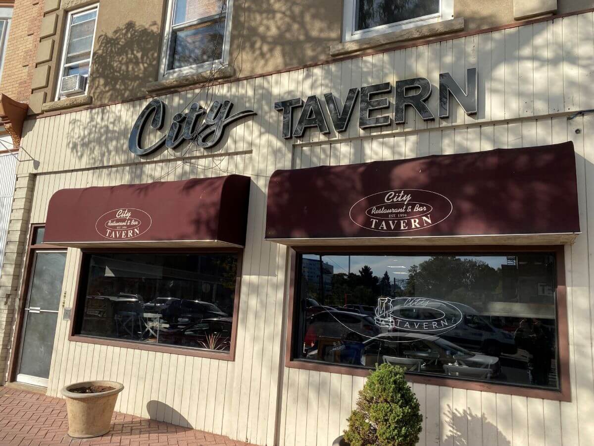 WHY VISIT City Tavern restaurant